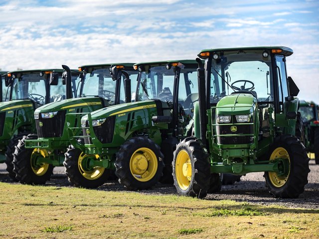 JohnDeere-877112546[1].jpg